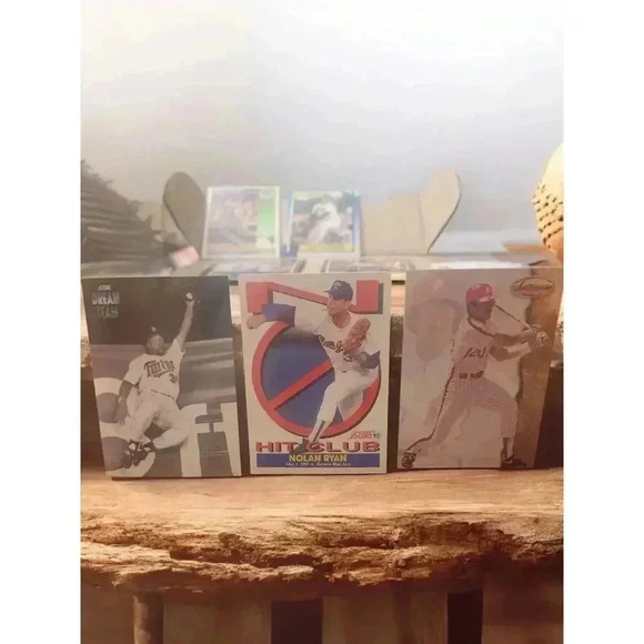 MYSTERY BOX!! 100 Assorted Baseball and Football Cards(1971 - 1993) - Picture 3 of 3